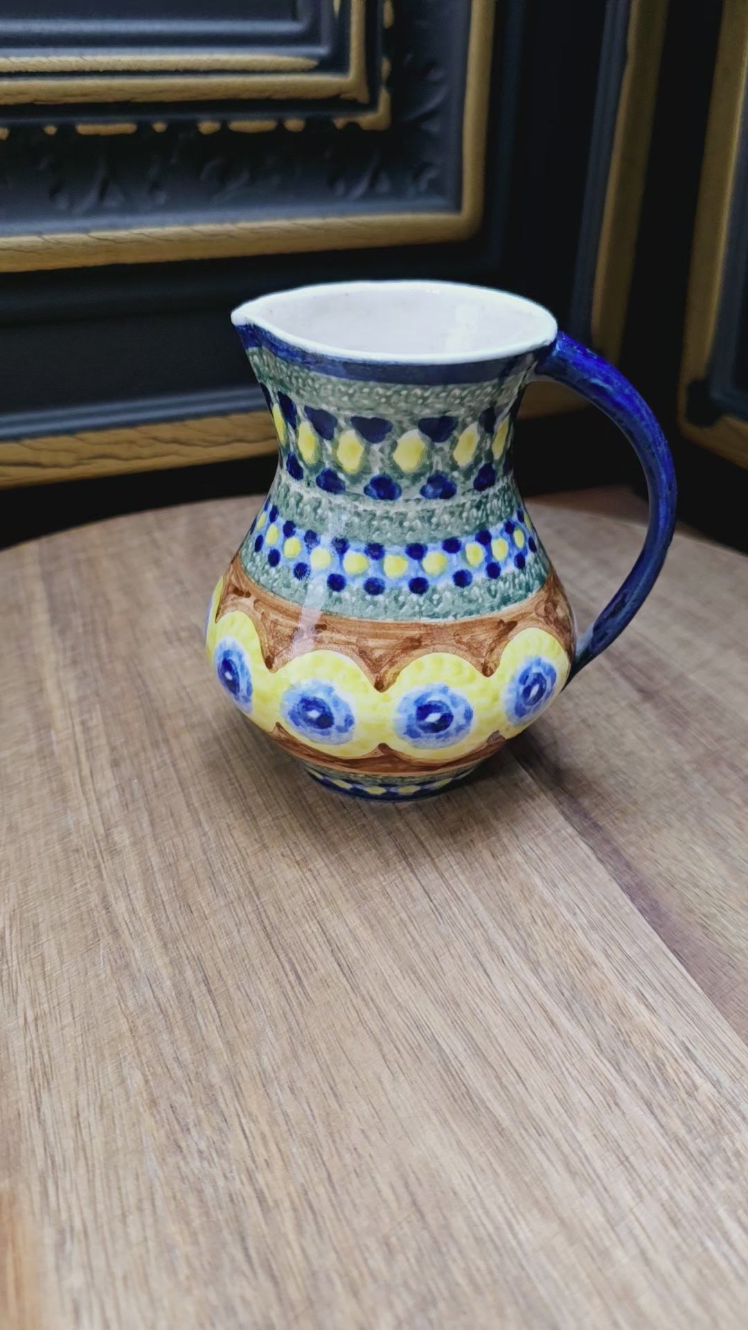 Original DDR-Milchkännchen (ca. 250 ml) aus Bunzlauer Keramik mit Schwämmeldekor im Pfauenauge-Muster – handgetöpfert, ca. 1970er Jahre.