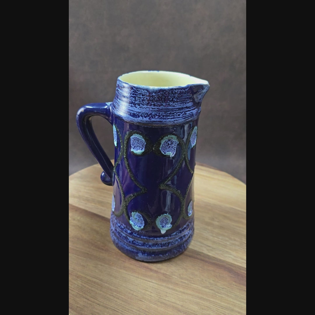 Vintage Strehla Keramik-Krug (DDR) Modell 9007, 50er/60er. Blaue Lava-Glasur, Pfauenaugen. Innen Riss, außen unversehrt. Perfekt für Trockenblumen.