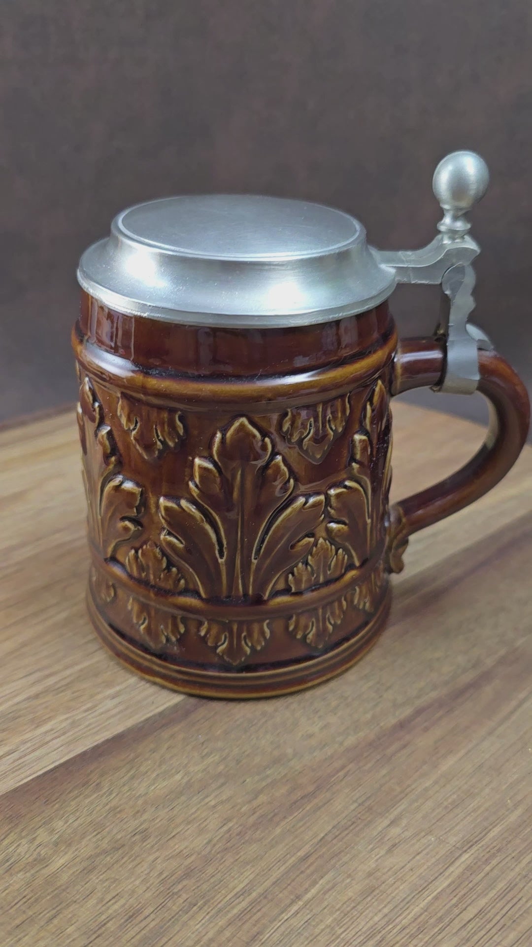 Original Gerz Bierkrug aus den 1970ern mit Zinndeckel und barockem Blattornament. Sammlerstück & dekoratives Highlight für Bierliebhaber.