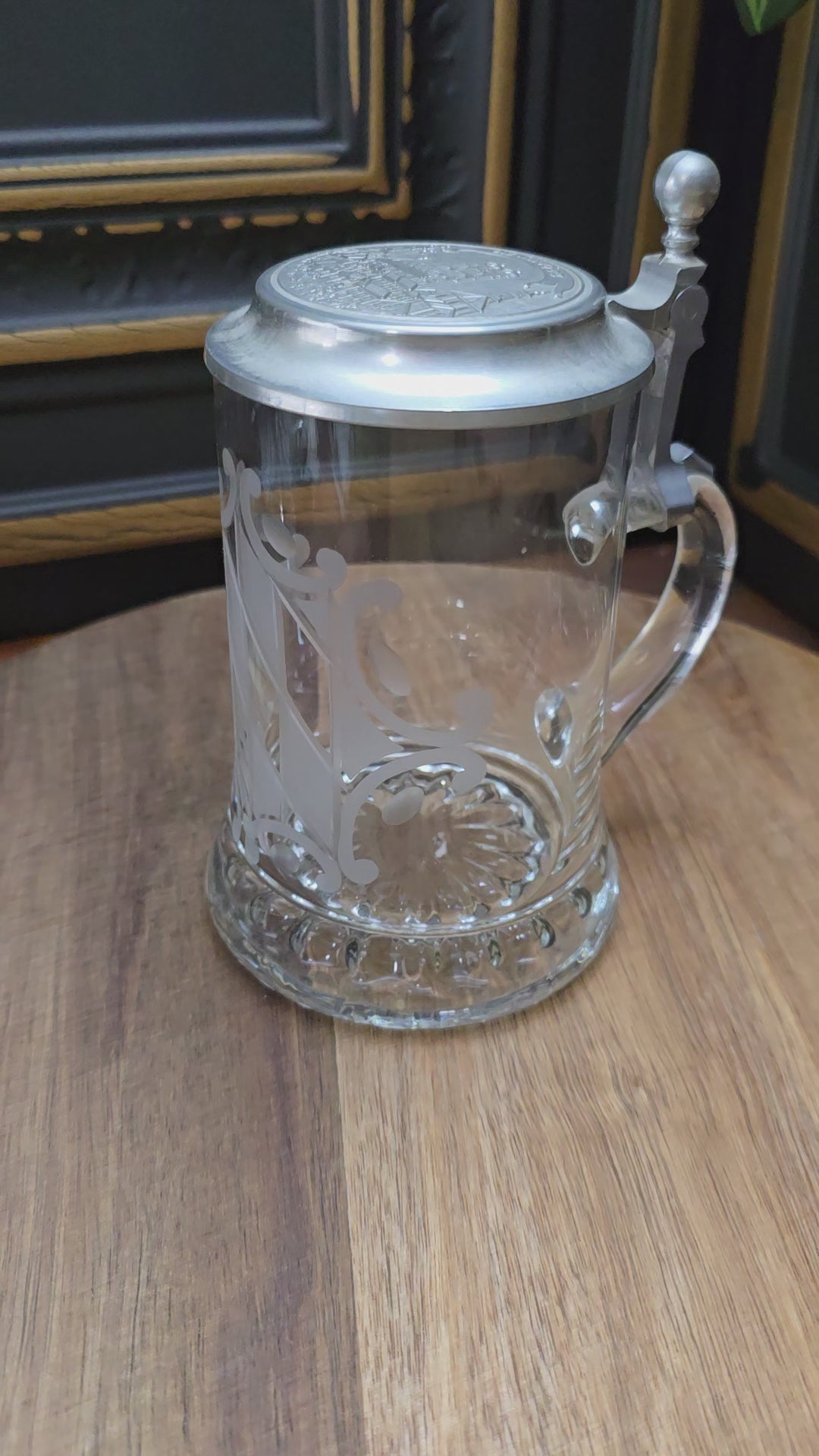 Entdecke den 0,5L Bierkrug mit geätztem bayrischem Flaggenmotiv & München-Zinndeckel von Erbo Zinn. Neuwertiger Zustand – perfektes Geschenk für Sammler & Bayern-Fans.