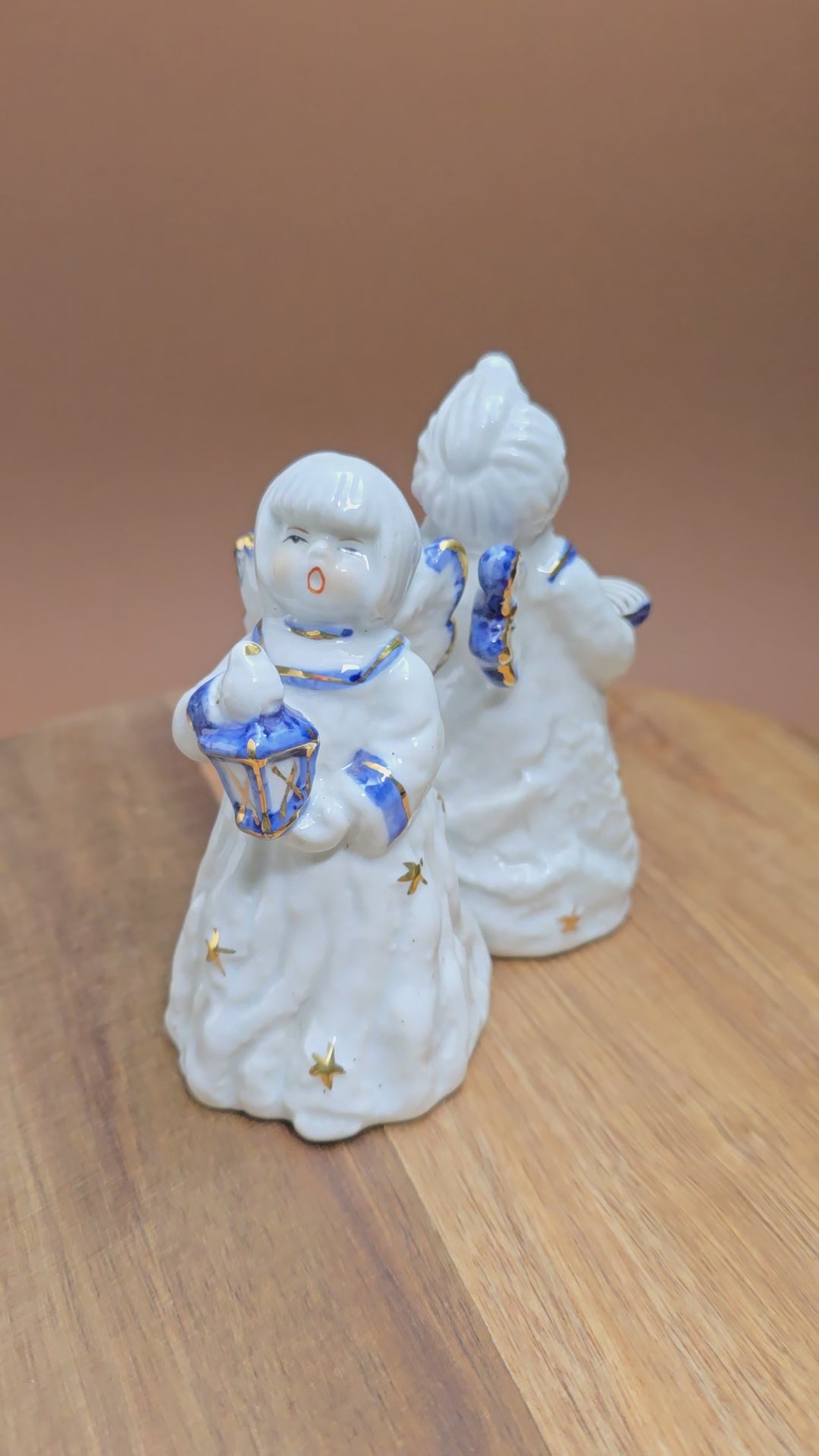 2 Porzellanengel im 1980er-Vintage-Stil – mit Gesangbuch & Laterne – Weihnachtsdeko in Weiß, Blau & Gold – charmantes Sammler-Set.