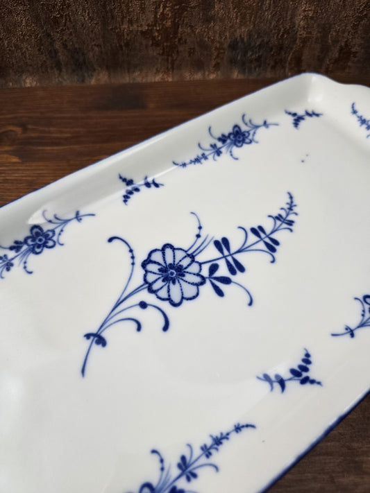Detailansicht des floralen Dekors auf der Porzellanplatte; ein kleiner, ehrlicher Glasurplatzer zeugt von der Vintage-Historie.