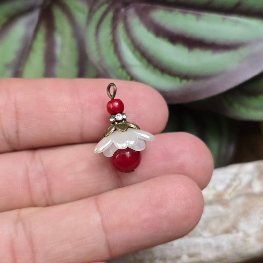 2 romantische Blüten-Anhänger (22 mm) in Weiß & Rot mit antik-bronzer Fassung – perfekt für DIY-Ketten, Armbänder und Accessoires.