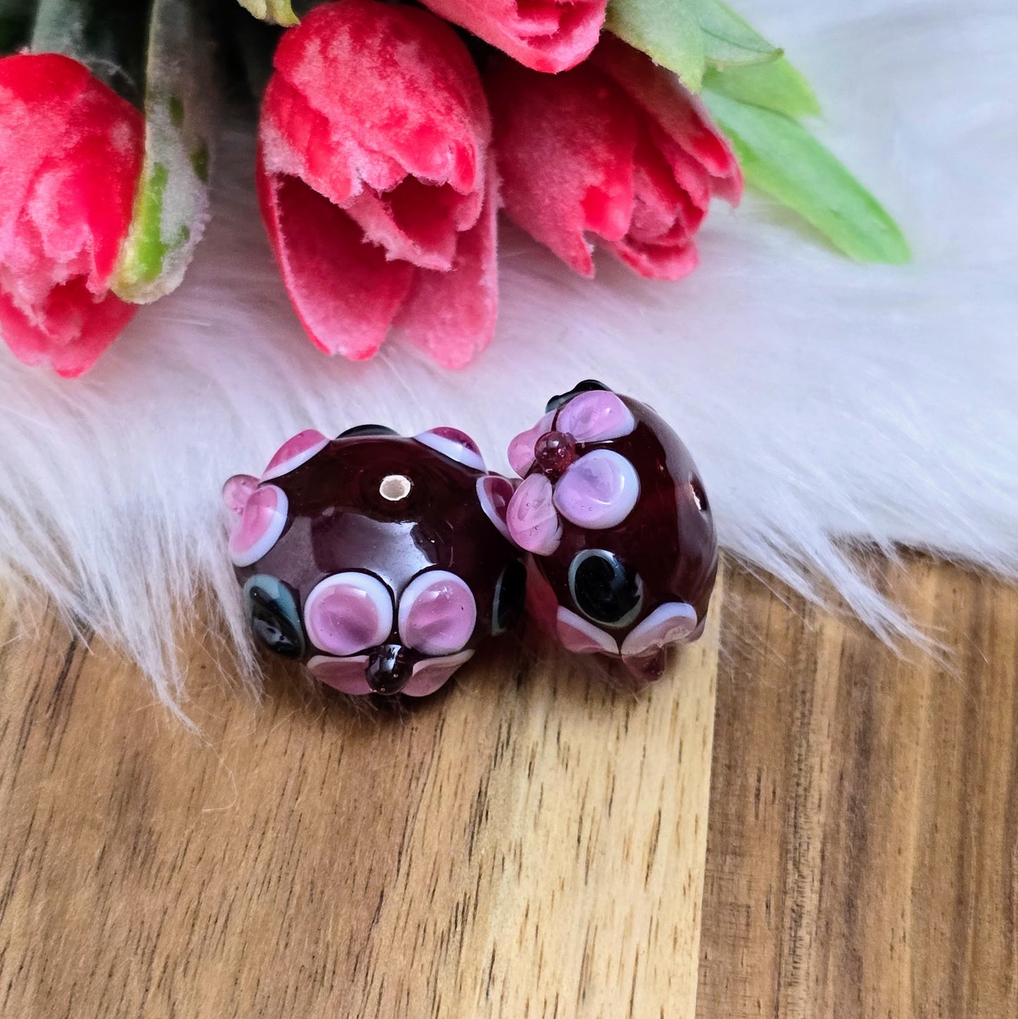 2 rote Glasperlen in Rondellform mit Bumps & Blumen in Rosa, Weiß & Grün – handgefertigt in Indien, perfekt für auffällige Schmuckstücke mit Persönlichkeit.