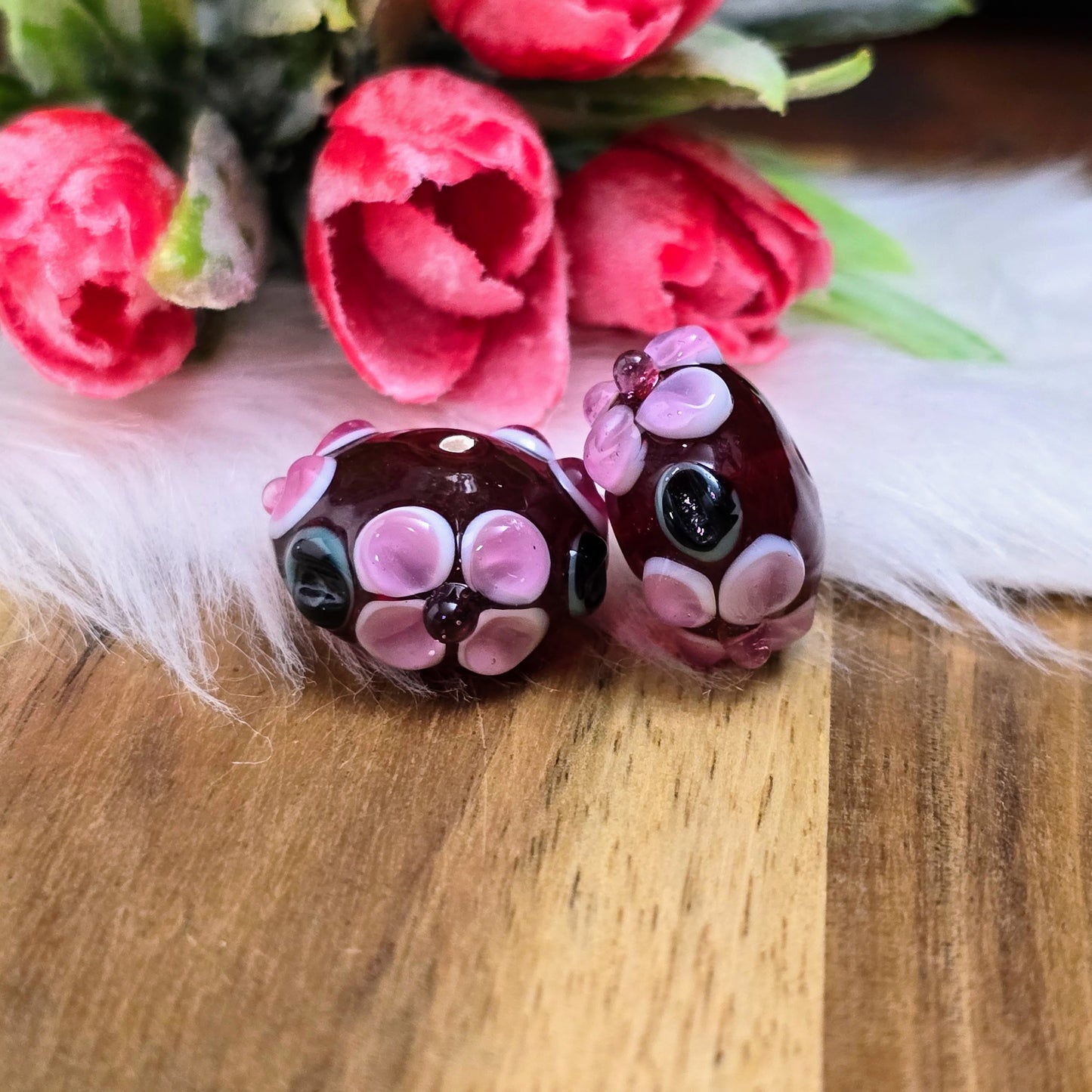2 rote Glasperlen in Rondellform mit Bumps & Blumen in Rosa, Weiß & Grün – handgefertigt in Indien, perfekt für auffällige Schmuckstücke mit Persönlichkeit.
