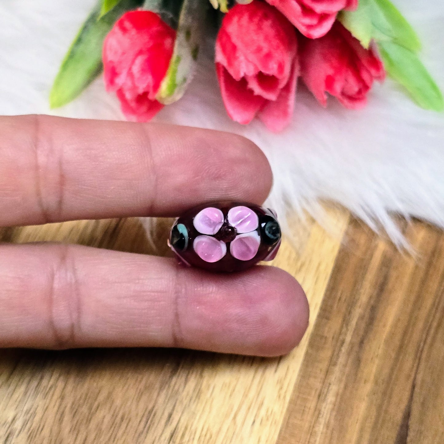 2 rote Glasperlen in Rondellform mit Bumps & Blumen in Rosa, Weiß & Grün – handgefertigt in Indien, perfekt für auffällige Schmuckstücke mit Persönlichkeit.