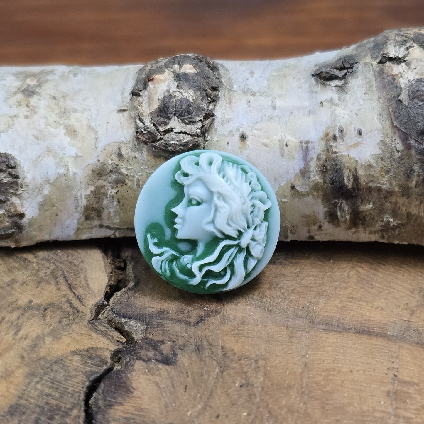 Das Bild zeigt runde Kamee-Cabochons – 17mm – Grün – Vintage-Charme für deine kreativen Projekte