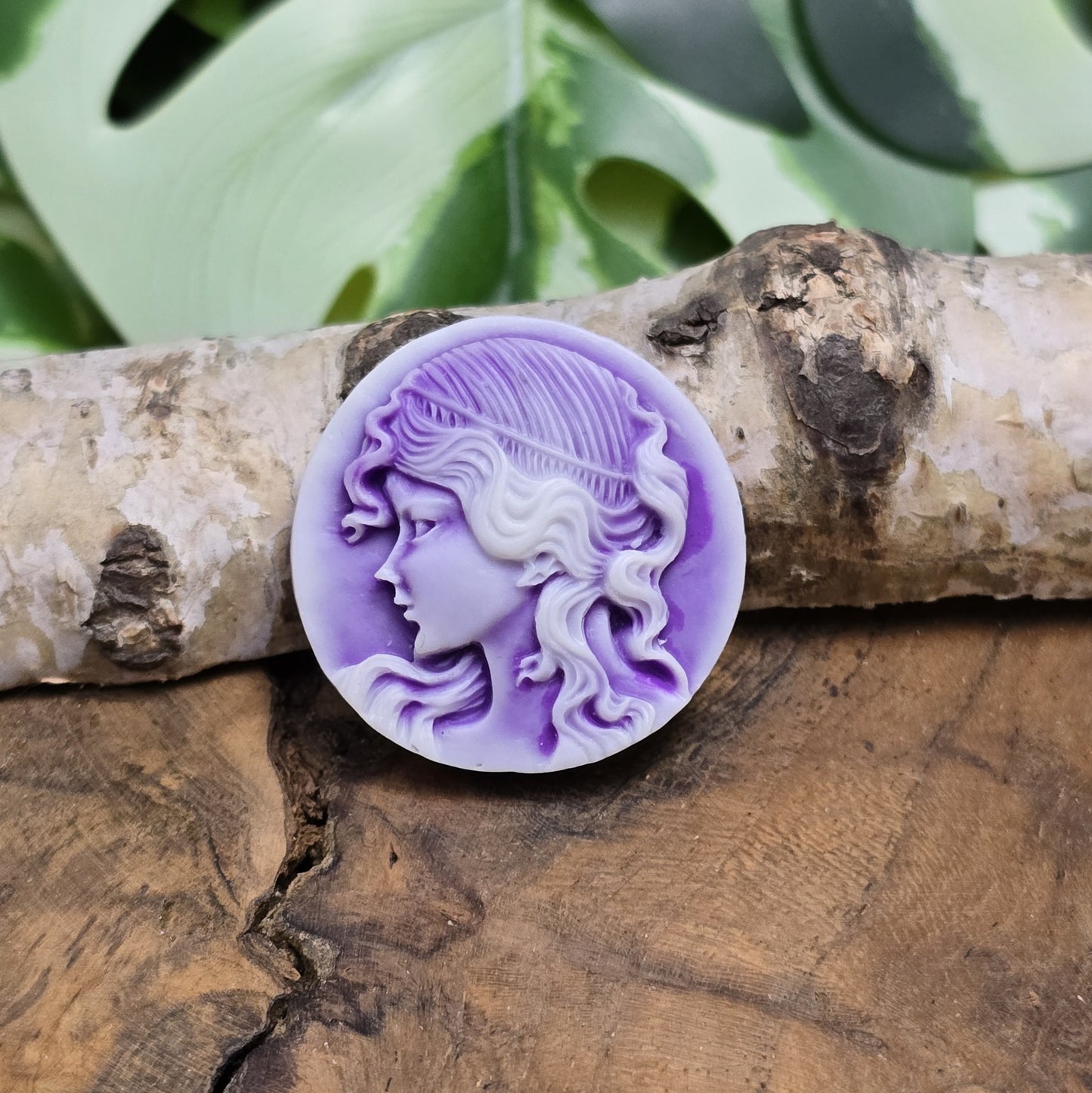 Das Bild zeigt einen runden Kamee-Cabochon – 31mm – Lila – Romantische Eleganz für deine DIY-Projekte