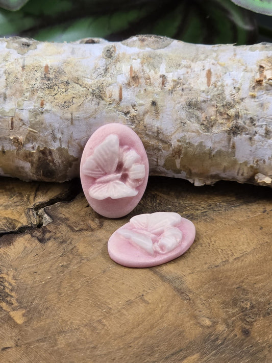 Altrosa Resin Cabochons mit erhabenem Schmetterling als Schmucksteine im 2er Set