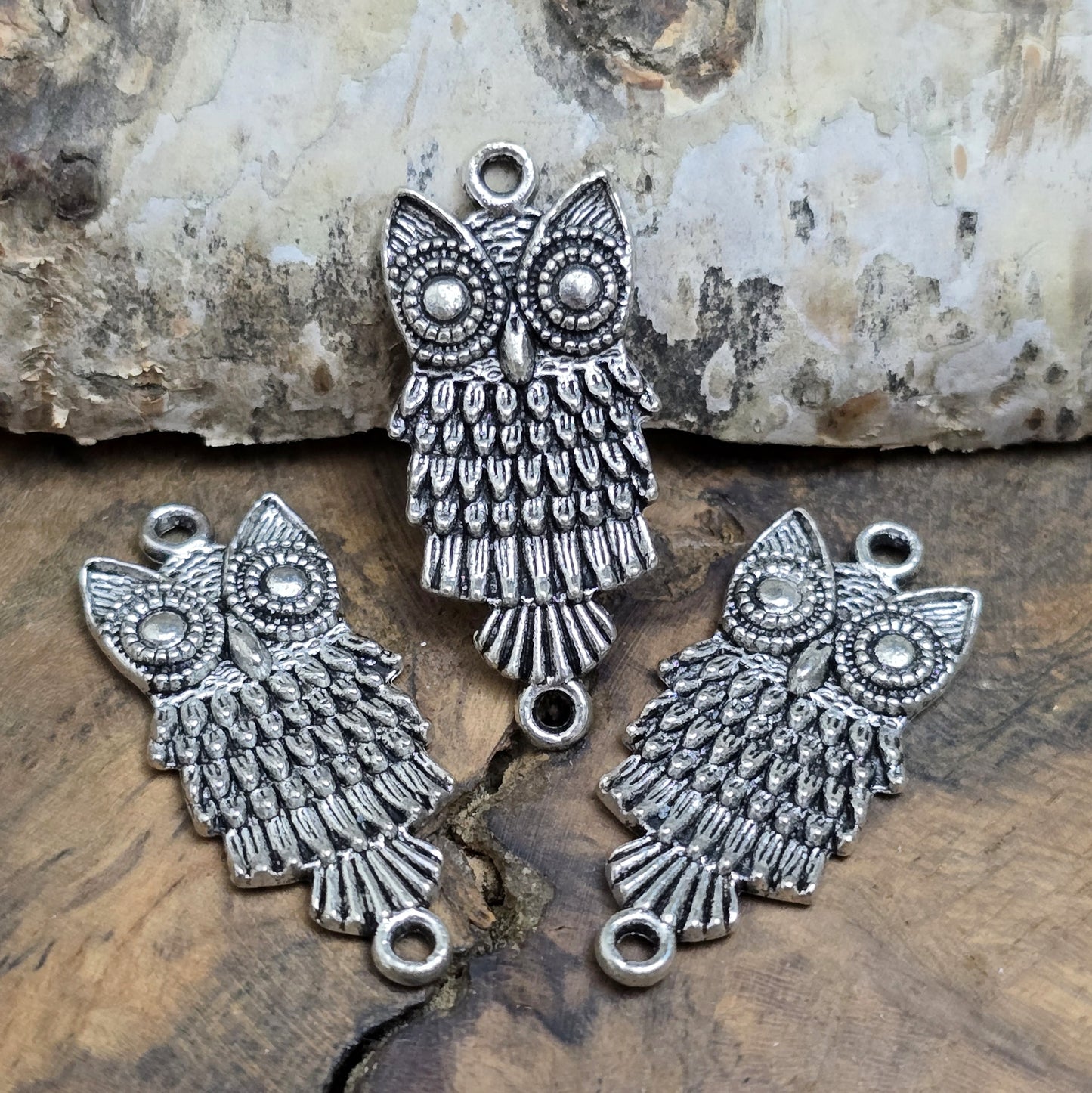 Diese bezaubernden Eulen-Verbinder im antik silberfarbenen Design sind die perfekte Wahl für kreative Schmuckprojekte. Sie eignen sich hervorragend als Verbindungselemente für Armbänder, Ohrringe und Halsketten. Mit ihrem charmanten, detailreichen Design verleihen sie jedem Schmuckstück eine verspielte, dennoch elegante Note.