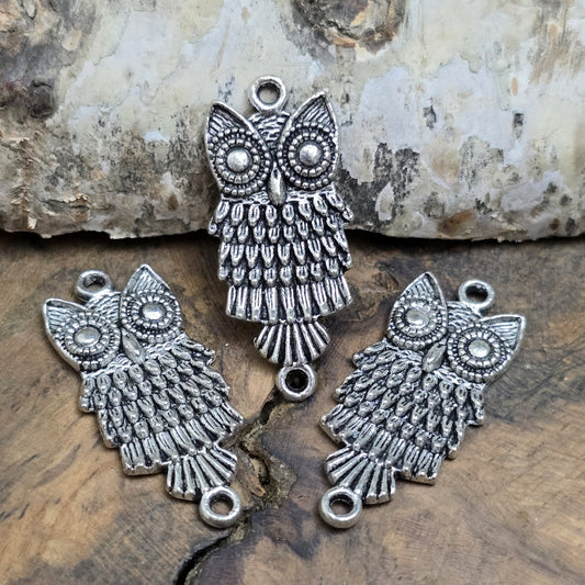 Diese bezaubernden Eulen-Verbinder im antik silberfarbenen Design sind die perfekte Wahl für kreative Schmuckprojekte. Sie eignen sich hervorragend als Verbindungselemente für Armbänder, Ohrringe und Halsketten. Mit ihrem charmanten, detailreichen Design verleihen sie jedem Schmuckstück eine verspielte, dennoch elegante Note.