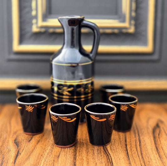 Schwarzblaues Keramik-Likörset mit goldverziertem Krug & 6 Bechern – 1970er Jahre – stilvoll, dekorativ & funktional.