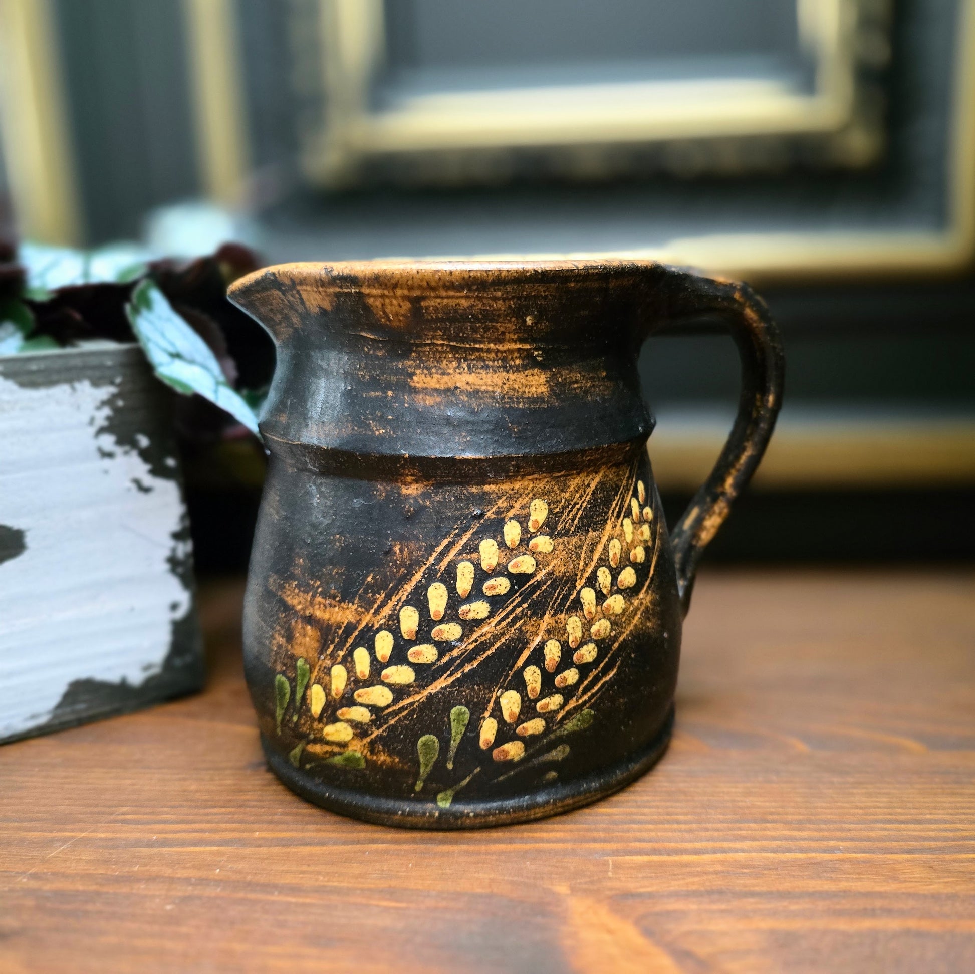 Entdecke einen seltenen Vintage-Keramikkrug aus den 1970ern mit geprägtem Weizenmotiv. Rustikale Deko, handgefertigt – ideal für Landhausküche oder Sammler.