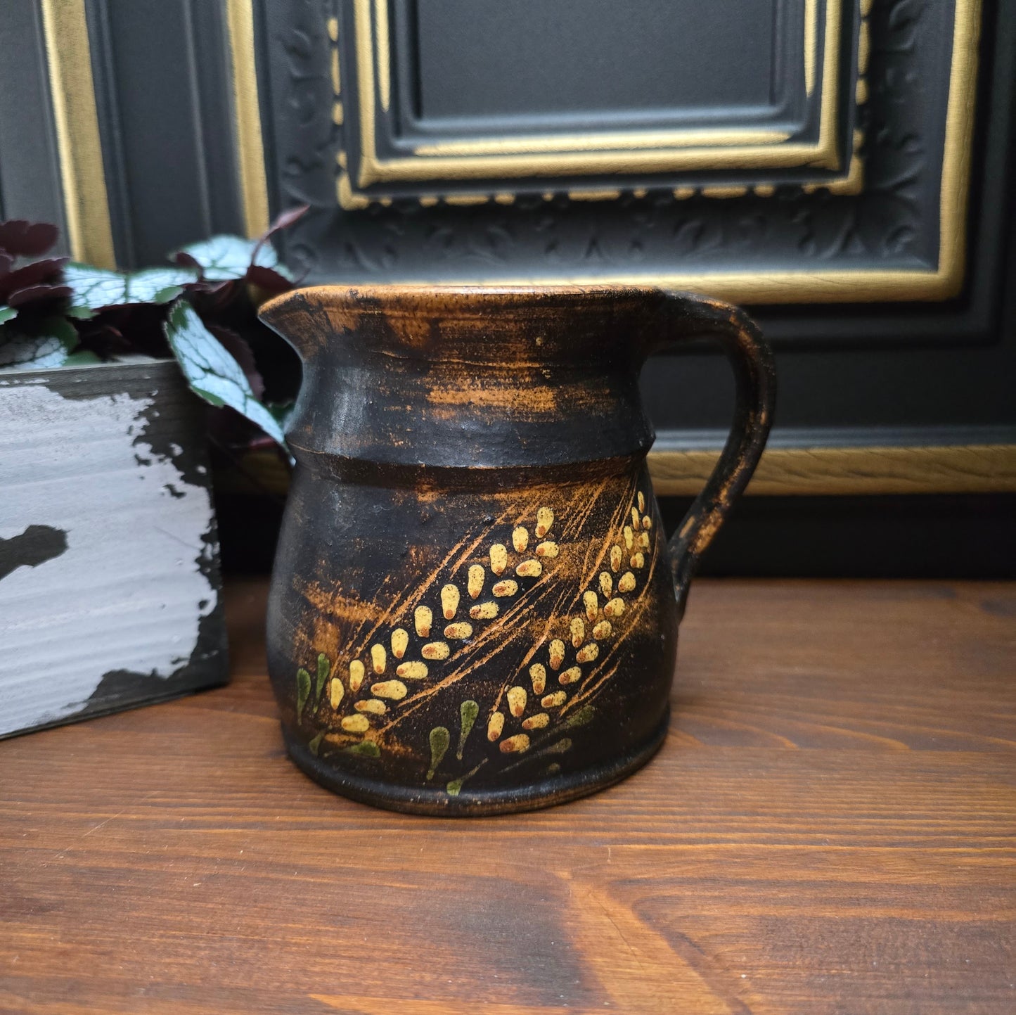 Entdecke einen seltenen Vintage-Keramikkrug aus den 1970ern mit geprägtem Weizenmotiv. Rustikale Deko, handgefertigt – ideal für Landhausküche oder Sammler.