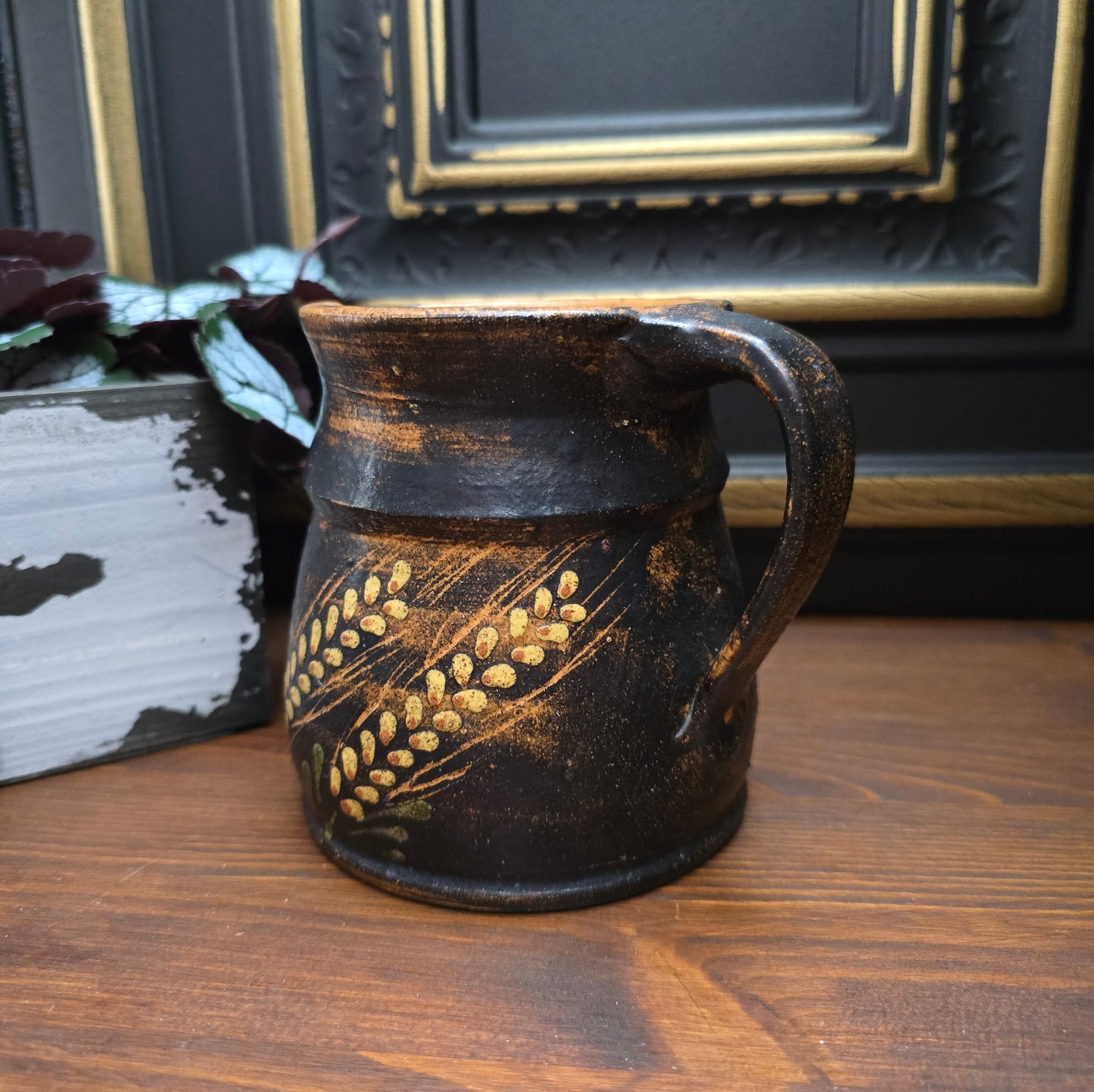 Entdecke einen seltenen Vintage-Keramikkrug aus den 1970ern mit geprägtem Weizenmotiv. Rustikale Deko, handgefertigt – ideal für Landhausküche oder Sammler.