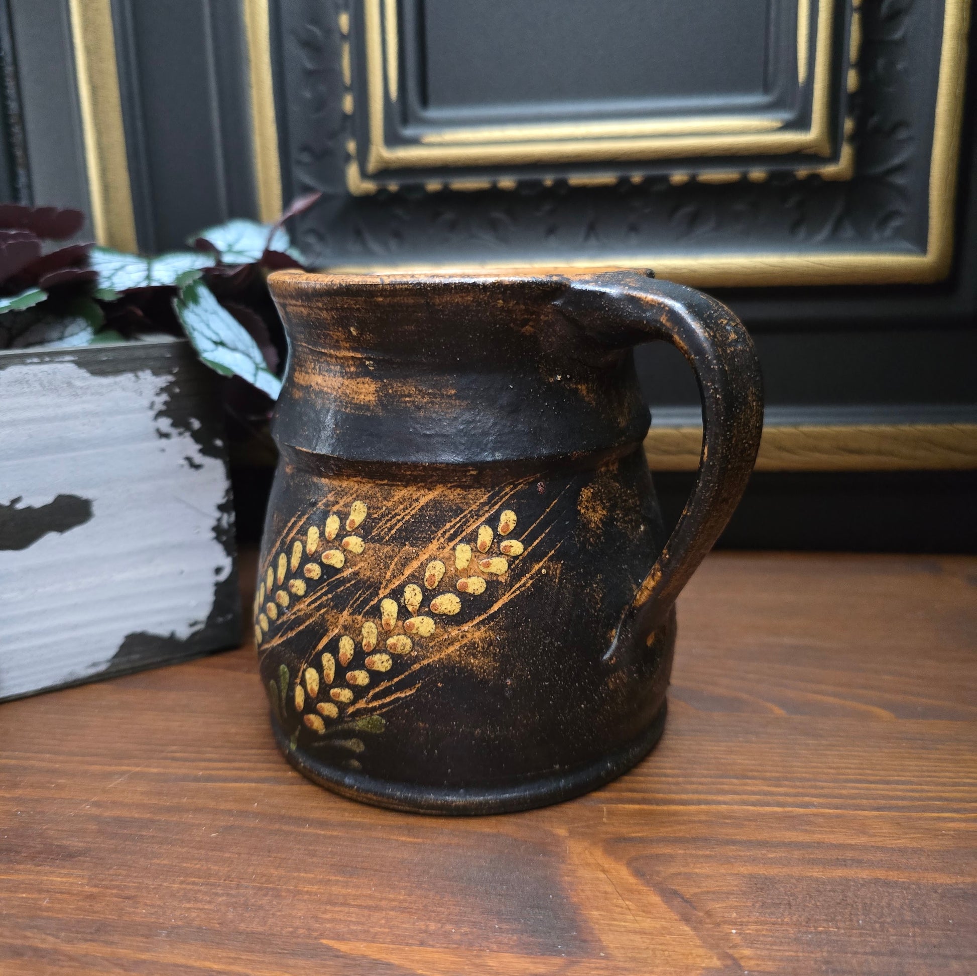 Entdecke einen seltenen Vintage-Keramikkrug aus den 1970ern mit geprägtem Weizenmotiv. Rustikale Deko, handgefertigt – ideal für Landhausküche oder Sammler.