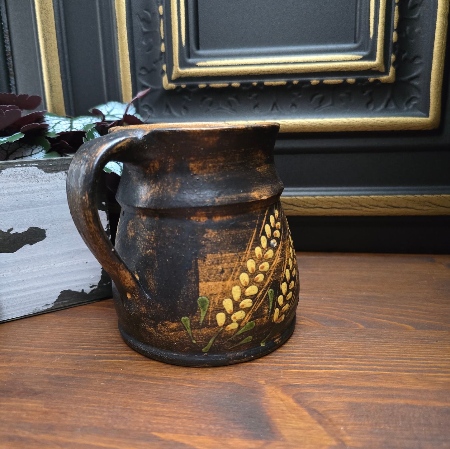 Entdecke einen seltenen Vintage-Keramikkrug aus den 1970ern mit geprägtem Weizenmotiv. Rustikale Deko, handgefertigt – ideal für Landhausküche oder Sammler.