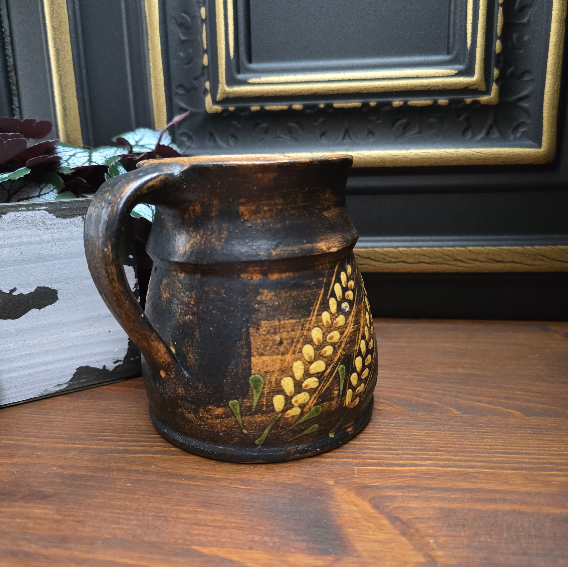 Entdecke einen seltenen Vintage-Keramikkrug aus den 1970ern mit geprägtem Weizenmotiv. Rustikale Deko, handgefertigt – ideal für Landhausküche oder Sammler.