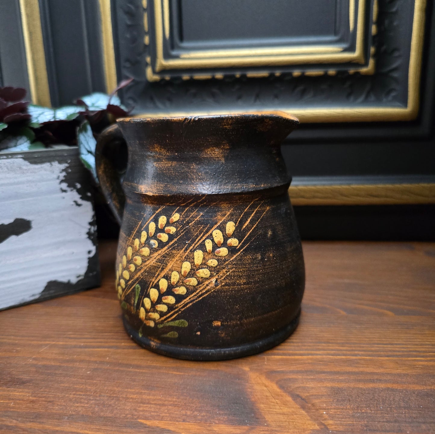 Entdecke einen seltenen Vintage-Keramikkrug aus den 1970ern mit geprägtem Weizenmotiv. Rustikale Deko, handgefertigt – ideal für Landhausküche oder Sammler.