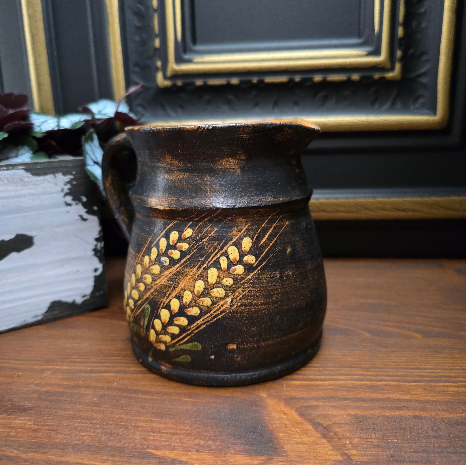 Entdecke einen seltenen Vintage-Keramikkrug aus den 1970ern mit geprägtem Weizenmotiv. Rustikale Deko, handgefertigt – ideal für Landhausküche oder Sammler.