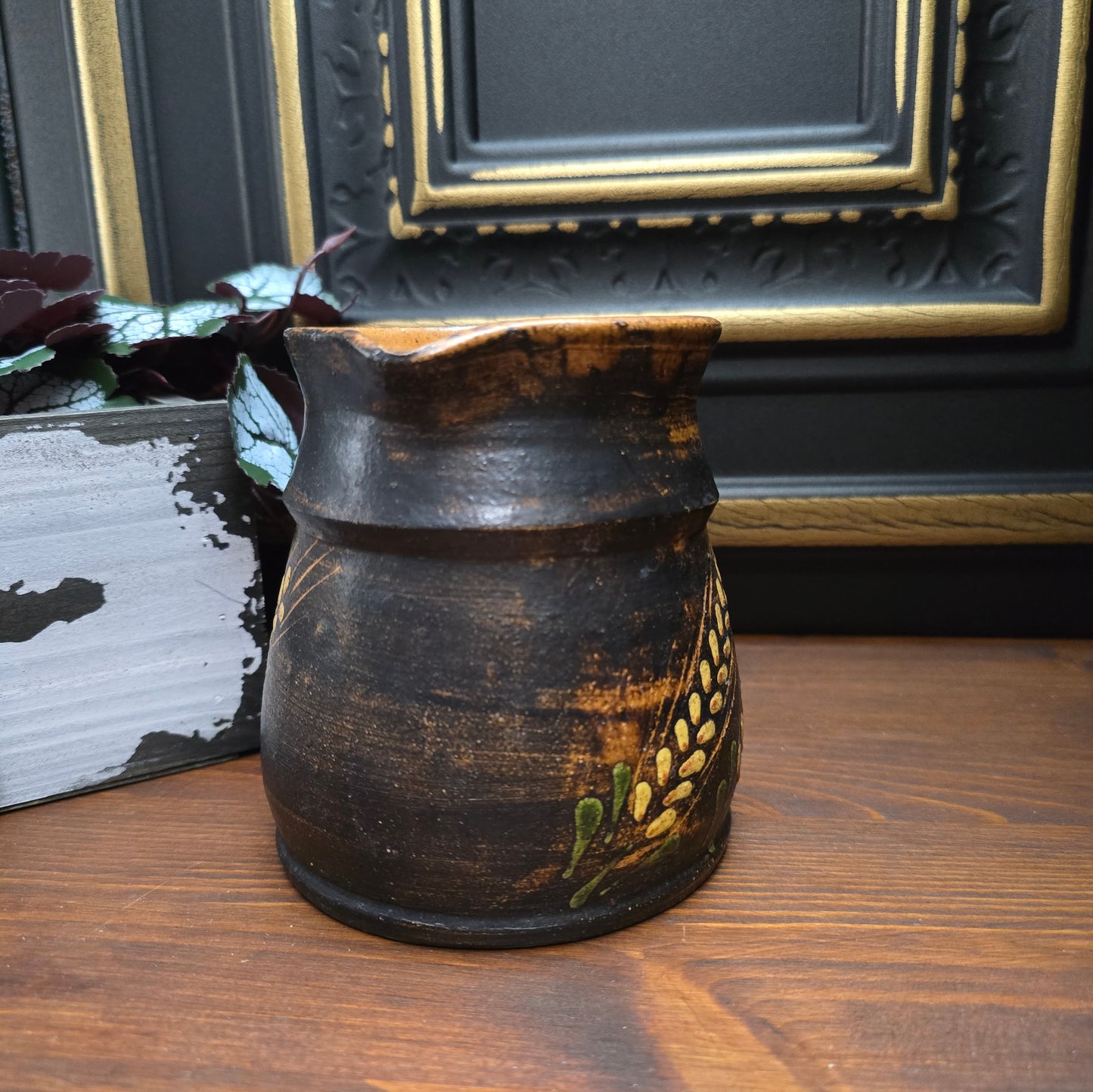 Entdecke einen seltenen Vintage-Keramikkrug aus den 1970ern mit geprägtem Weizenmotiv. Rustikale Deko, handgefertigt – ideal für Landhausküche oder Sammler.