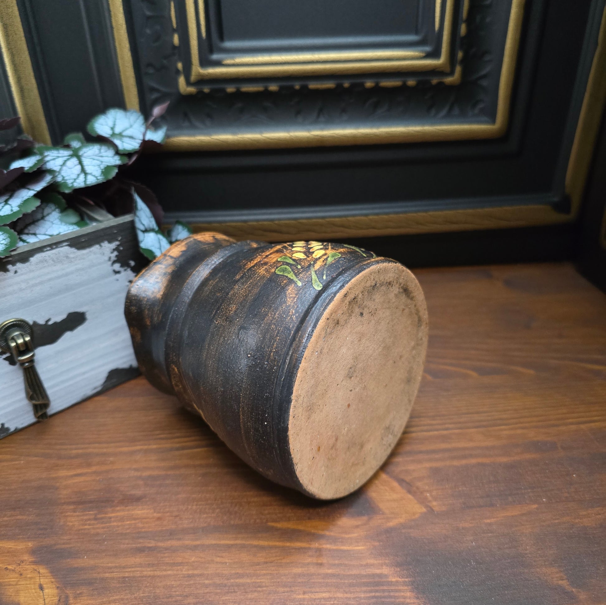 Entdecke einen seltenen Vintage-Keramikkrug aus den 1970ern mit geprägtem Weizenmotiv. Rustikale Deko, handgefertigt – ideal für Landhausküche oder Sammler.