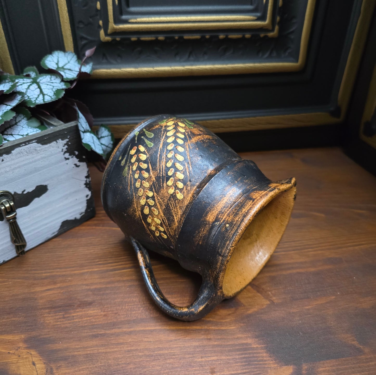 Entdecke einen seltenen Vintage-Keramikkrug aus den 1970ern mit geprägtem Weizenmotiv. Rustikale Deko, handgefertigt – ideal für Landhausküche oder Sammler.