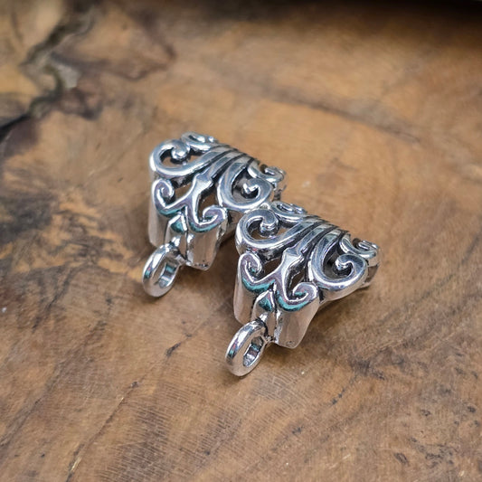 2 silberfarbene Collierschlaufen mit Schnörkeln – perfekt für Bänder & Anhänger. Verleihe deinem Schmuck romantischen Vintage-Charme. DIY-ready & stilvoll.