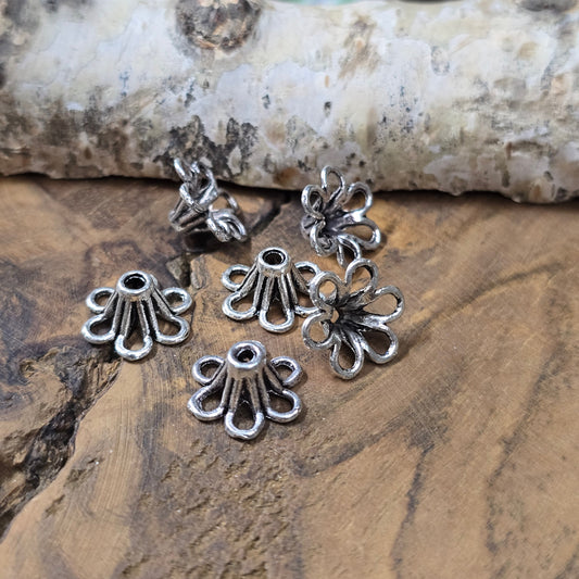 6 silberfarbene Metall-Perlenkappen in Blütenform, ca. 6x13 mm. Stilvolles Schmuckzubehör für Armbänder, Ketten und Ohrringe.