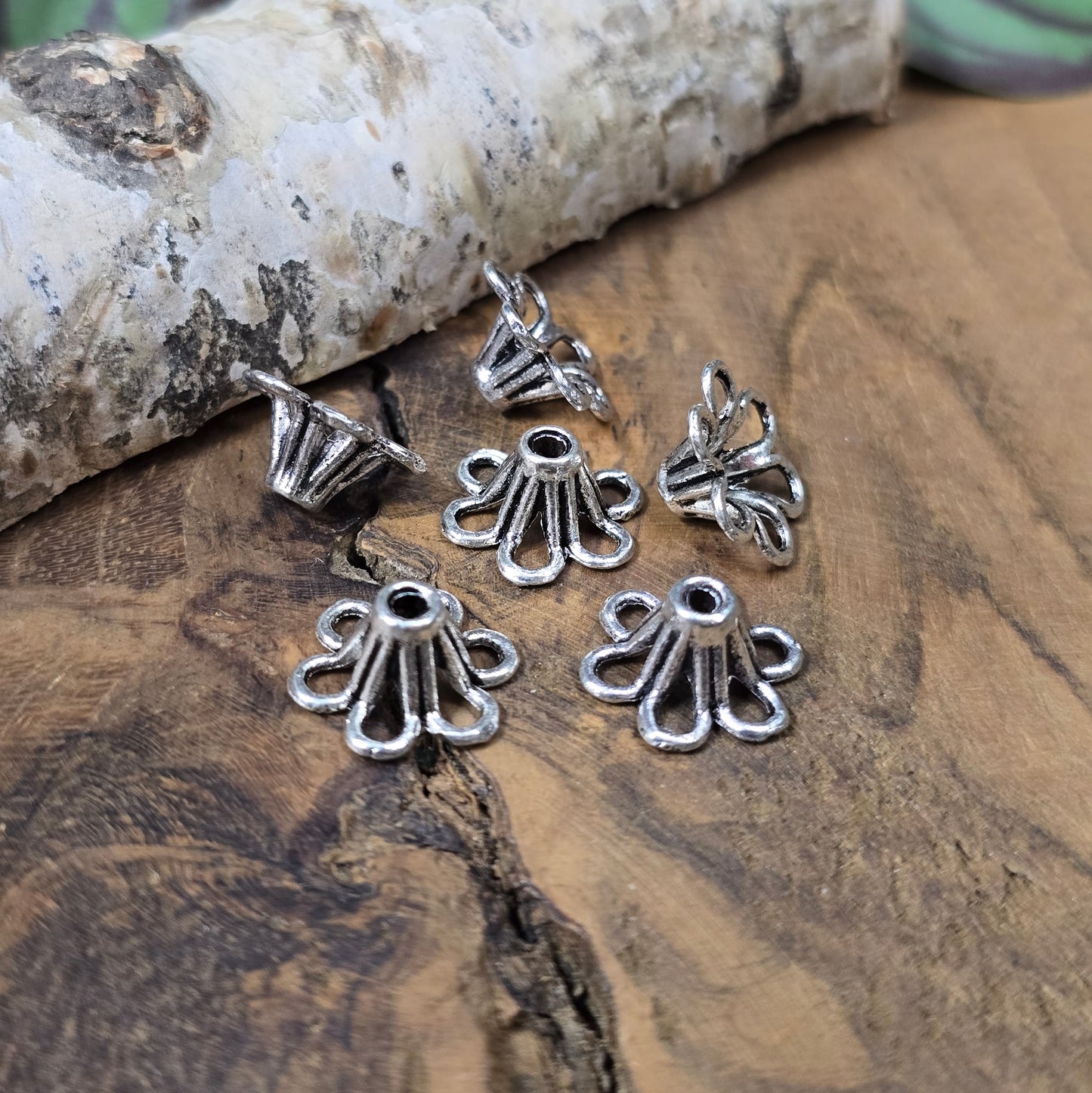6 silberfarbene Metall-Perlenkappen in Blütenform, ca. 6x13 mm. Stilvolles Schmuckzubehör für Armbänder, Ketten und Ohrringe.