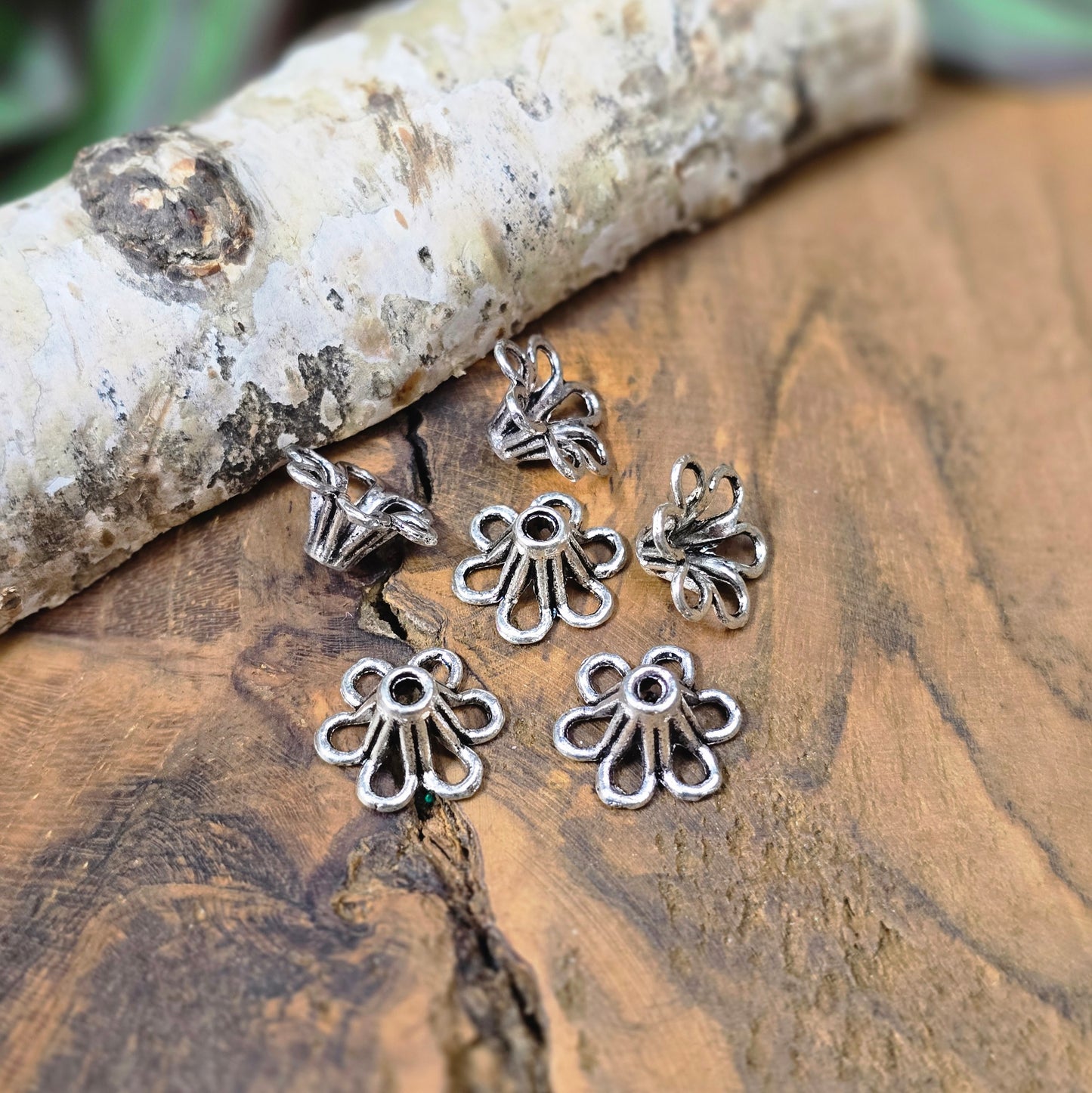 6 silberfarbene Metall-Perlenkappen in Blütenform, ca. 6x13 mm. Stilvolles Schmuckzubehör für Armbänder, Ketten und Ohrringe.
