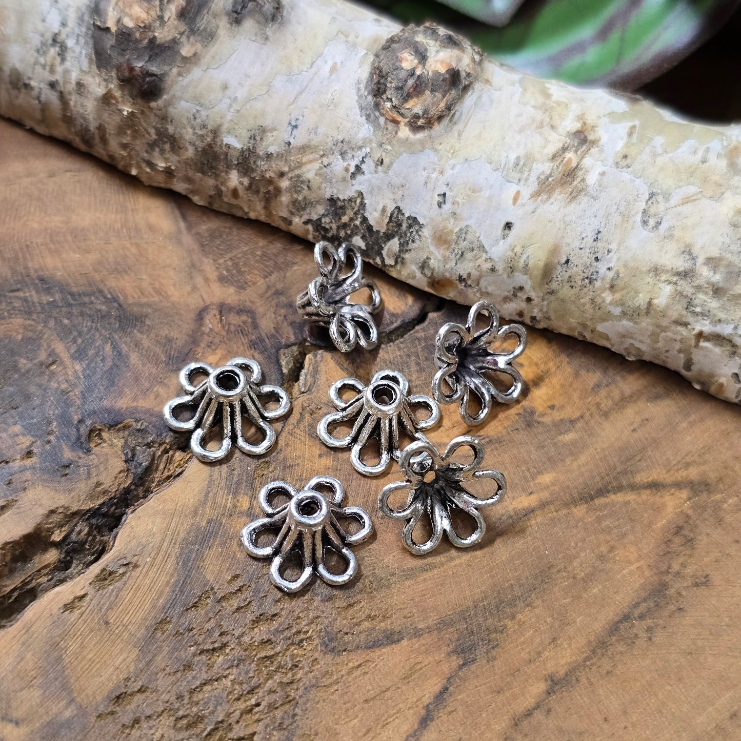 6 silberfarbene Metall-Perlenkappen in Blütenform, ca. 6x13 mm. Stilvolles Schmuckzubehör für Armbänder, Ketten und Ohrringe.