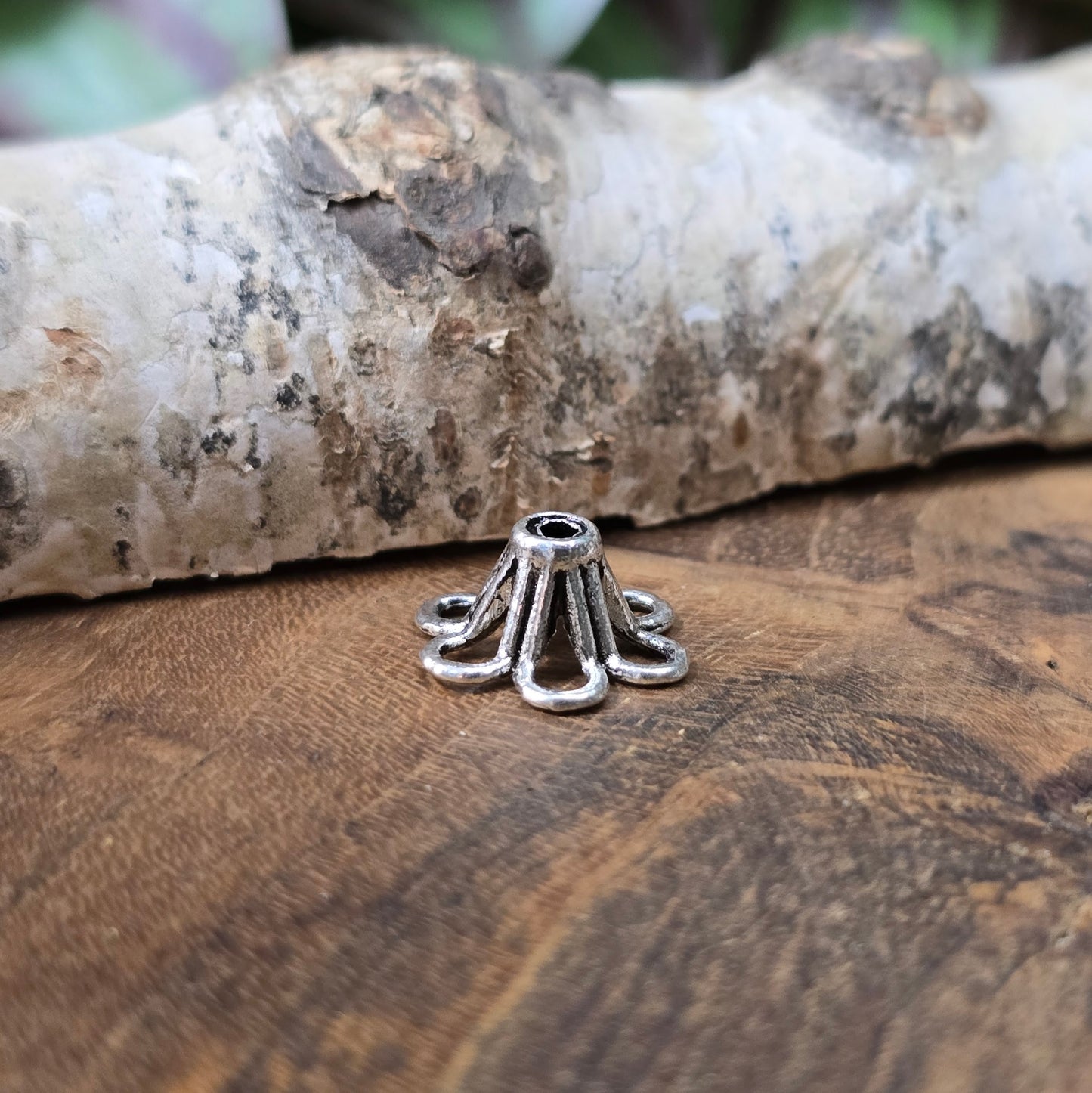 6 silberfarbene Metall-Perlenkappen in Blütenform, ca. 6x13 mm. Stilvolles Schmuckzubehör für Armbänder, Ketten und Ohrringe.