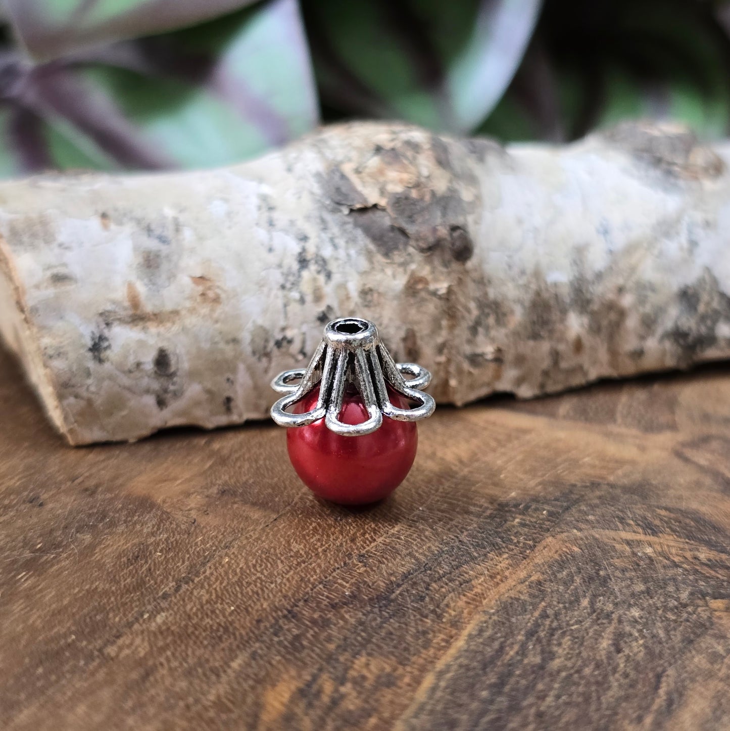 6 silberfarbene Metall-Perlenkappen in Blütenform, ca. 6x13 mm. Stilvolles Schmuckzubehör für Armbänder, Ketten und Ohrringe.