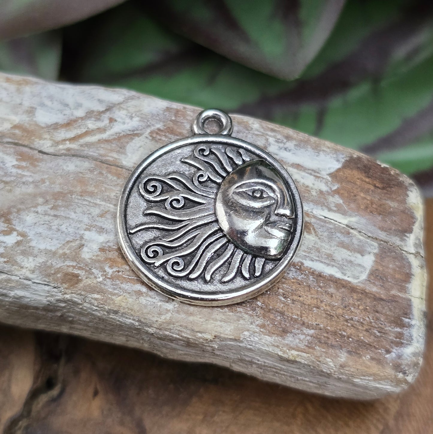 2 Sonnen-Anhänger (23mm) in antik silber für DIY Schmuck. Perfekt für Ketten, Armbänder, Haarspangen & mehr. Strahle mit deinem individuellen Design!