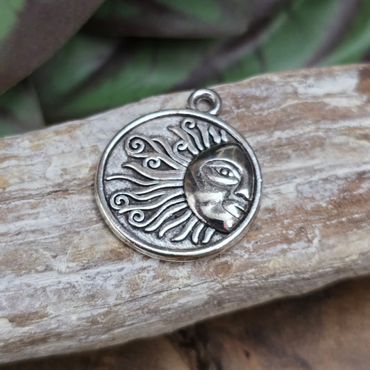 2 Sonnen-Anhänger (23mm) in antik silber für DIY Schmuck. Perfekt für Ketten, Armbänder, Haarspangen & mehr. Strahle mit deinem individuellen Design!