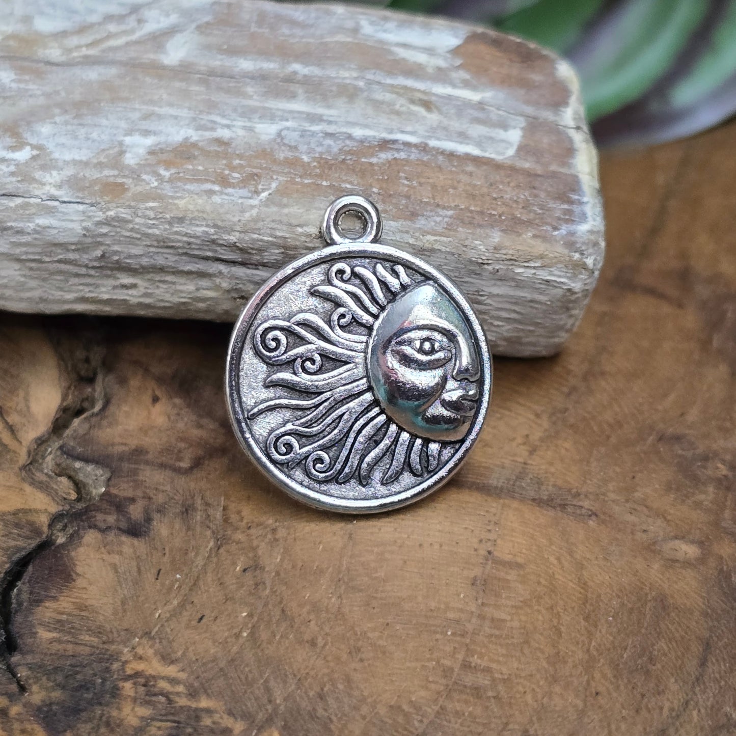 2 Sonnen-Anhänger (23mm) in antik silber für DIY Schmuck. Perfekt für Ketten, Armbänder, Haarspangen & mehr. Strahle mit deinem individuellen Design!
