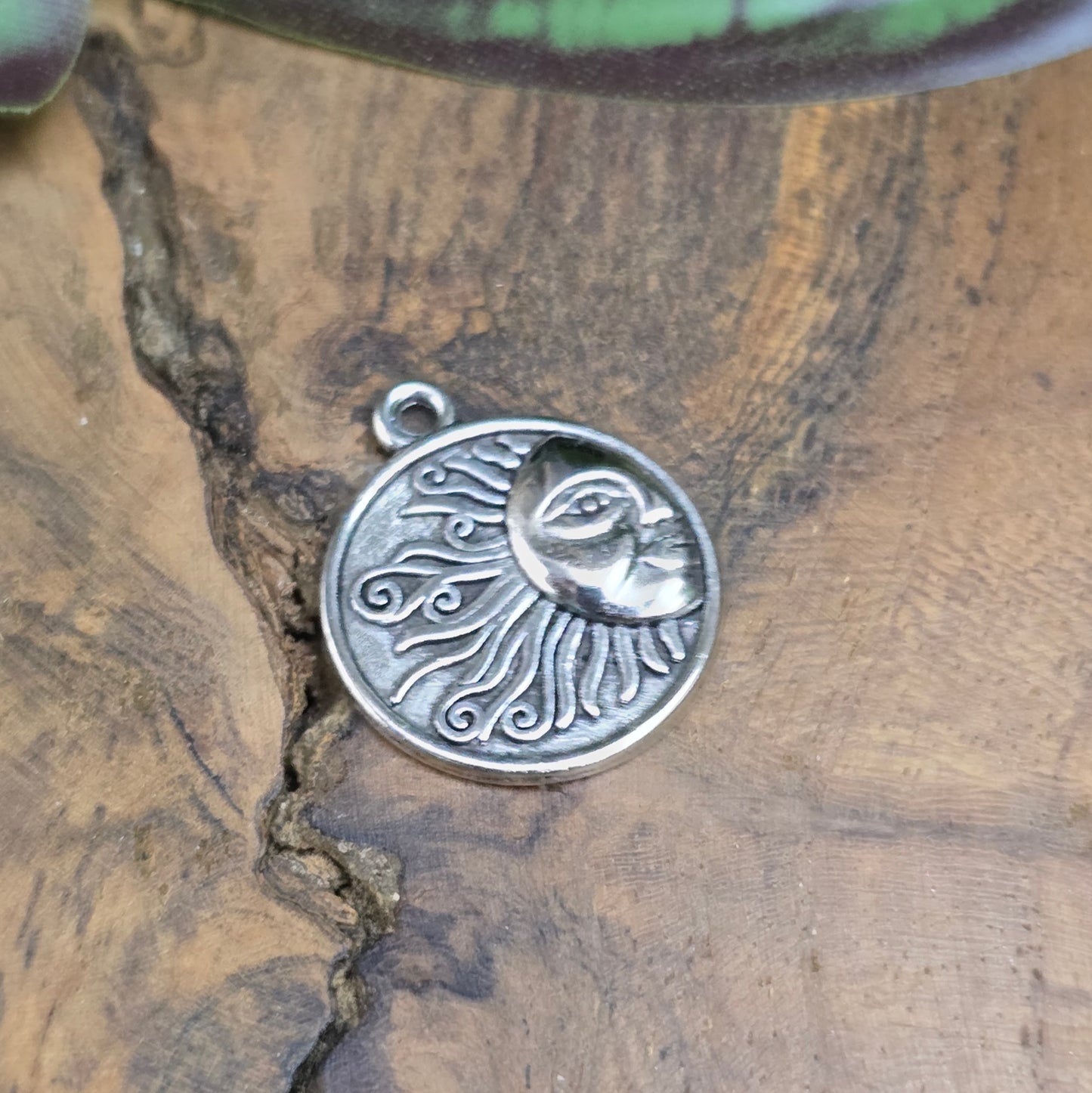 2 Sonnen-Anhänger (23mm) in antik silber für DIY Schmuck. Perfekt für Ketten, Armbänder, Haarspangen & mehr. Strahle mit deinem individuellen Design!