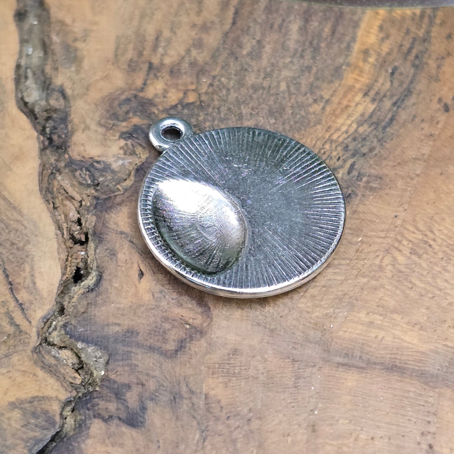 2 Sonnen-Anhänger (23mm) in antik silber für DIY Schmuck. Perfekt für Ketten, Armbänder, Haarspangen & mehr. Strahle mit deinem individuellen Design!