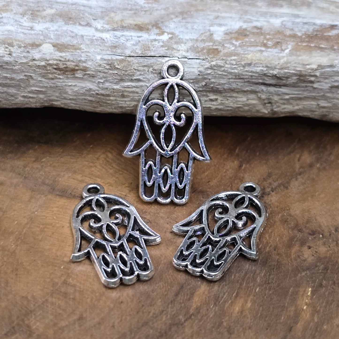 3x filigrane Hamsa Hand Anhänger (21x13mm), antik silber. Schutzsymbol & Glücksbringer für DIY-Schmuck, beidseitig geprägt, robuste Zinklegierung. Ideal für Ketten & Armbänder.
