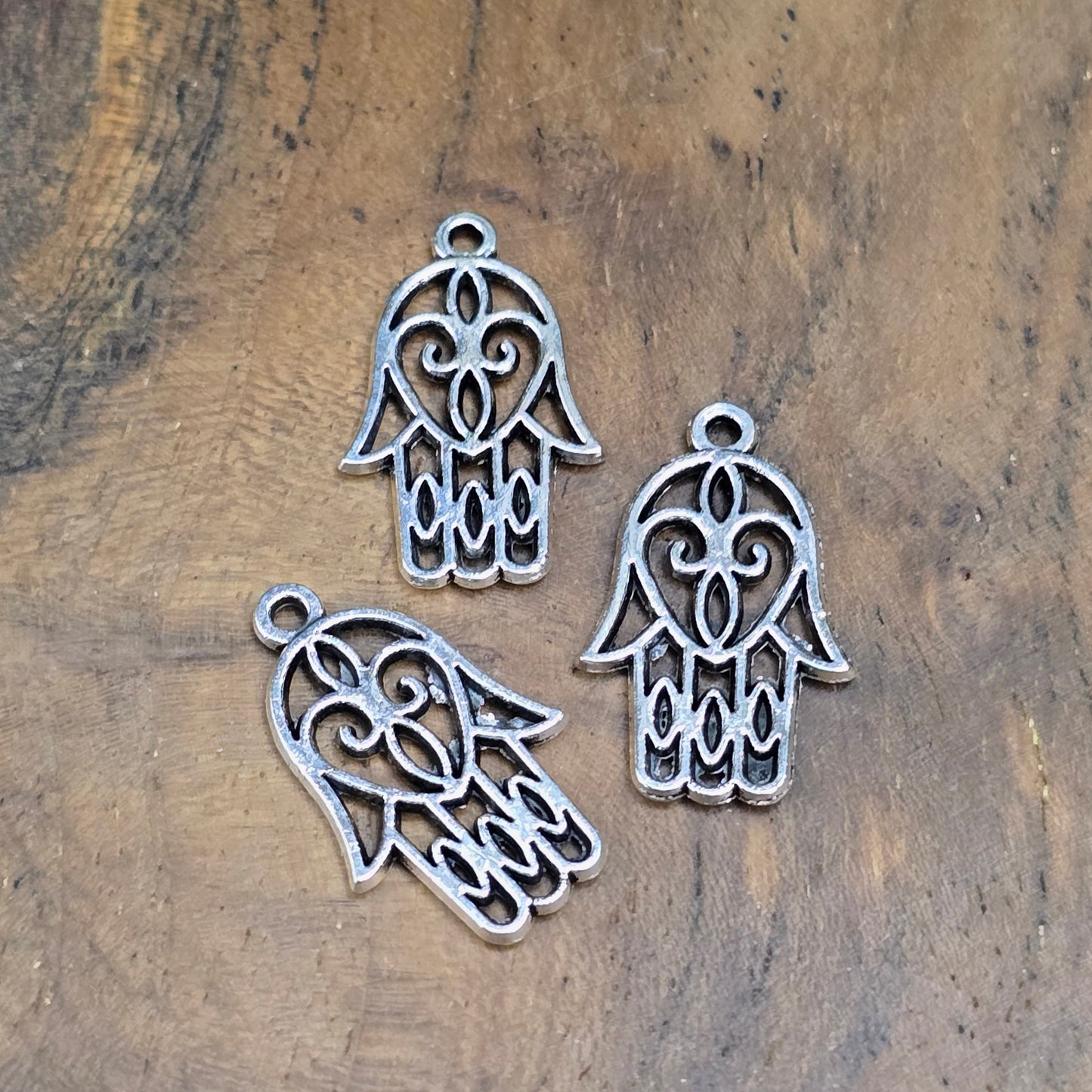 3x filigrane Hamsa Hand Anhänger (21x13mm), antik silber. Schutzsymbol & Glücksbringer für DIY-Schmuck, beidseitig geprägt, robuste Zinklegierung. Ideal für Ketten & Armbänder.