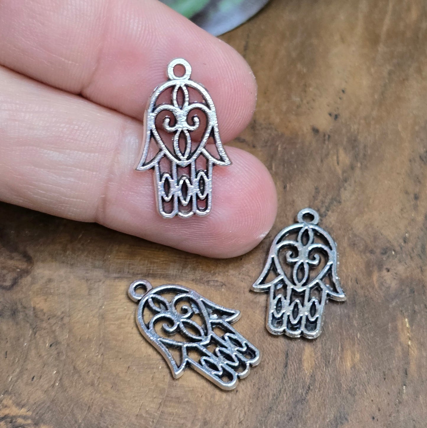 3x filigrane Hamsa Hand Anhänger (21x13mm), antik silber. Schutzsymbol & Glücksbringer für DIY-Schmuck, beidseitig geprägt, robuste Zinklegierung. Ideal für Ketten & Armbänder.