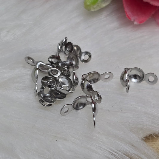 Die Edelstahl Quetschkalotten in Silberfarbe messen 8x4 mm und kommen in einer praktischen Packung mit 10 Stück. Diese kleinen Metallkappen eignen sich perfekt zur sicheren Befestigung von Perlen und Anhängern an Draht oder Schnur, sorgen für ein professionelles Finish und verleihen deinem Schmuckdesign Eleganz und Stabilität.