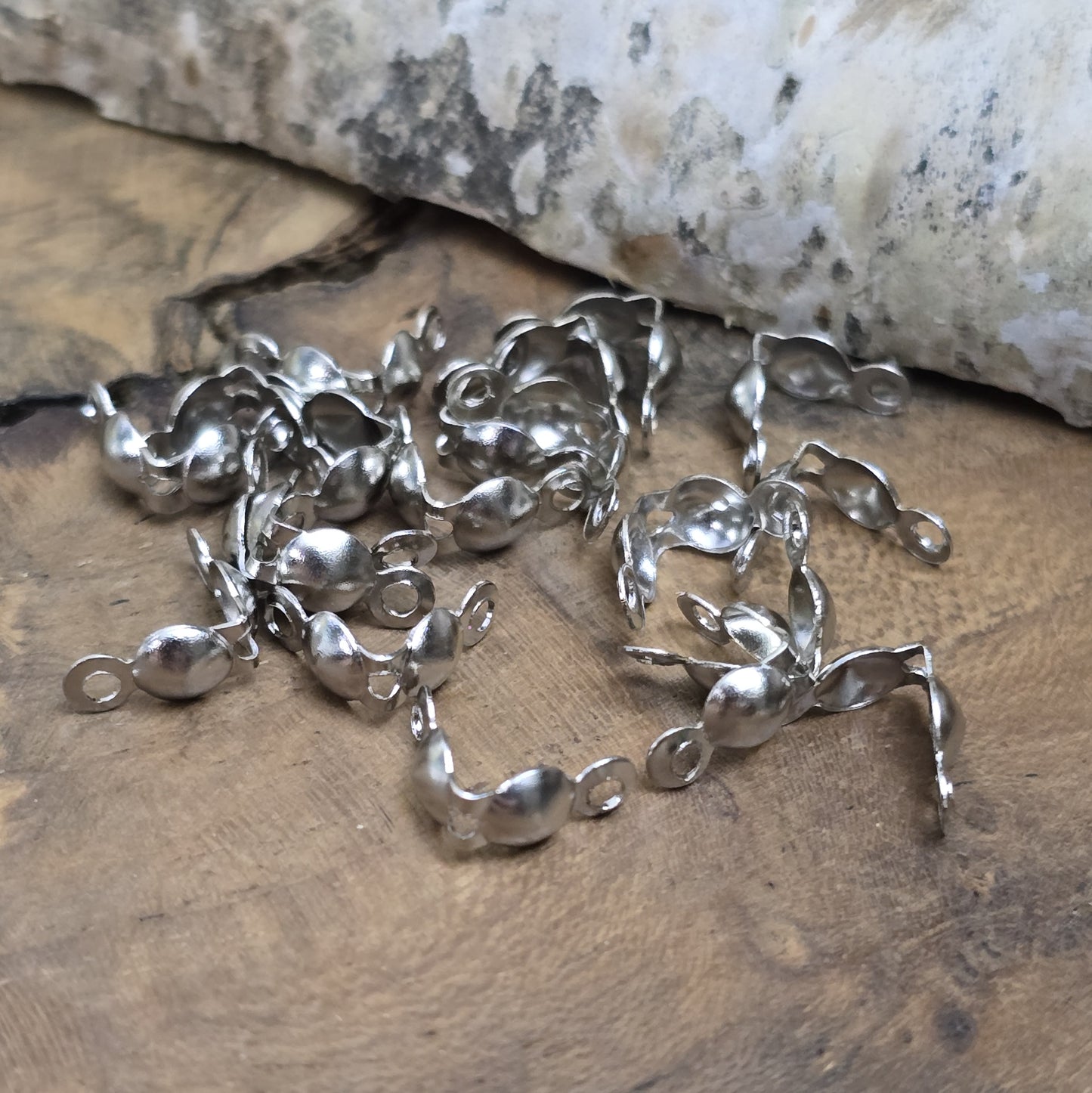 Quetschkalotten, Kugelkalotten, rhodiumfarbig Größe: 4 x 8 mm. Ideal, um Perlen oder Schmucksteine an Drähten zu fixieren. Perfekt für Armbänder, Ketten und Ohrringe