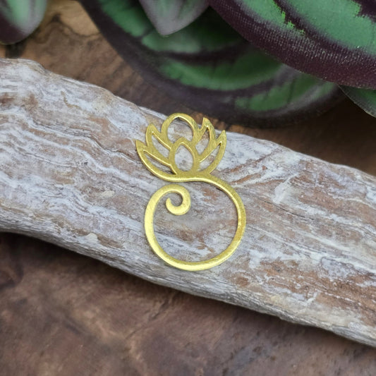 Zarter Lotus-Anhänger aus vergoldetem Edelstahl – spiritueller Verbinder für Chakra-, Mala- & Yogaschmuck. Perfekt für Dein DIY-Projekt oder als achtsames Geschenk.