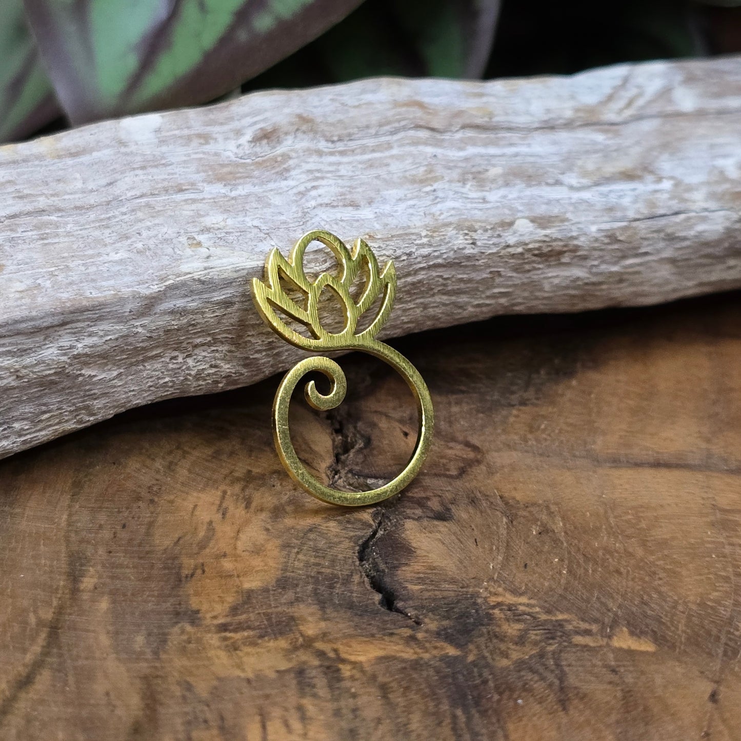Zarter Lotus-Anhänger aus vergoldetem Edelstahl – spiritueller Verbinder für Chakra-, Mala- & Yogaschmuck. Perfekt für Dein DIY-Projekt oder als achtsames Geschenk.