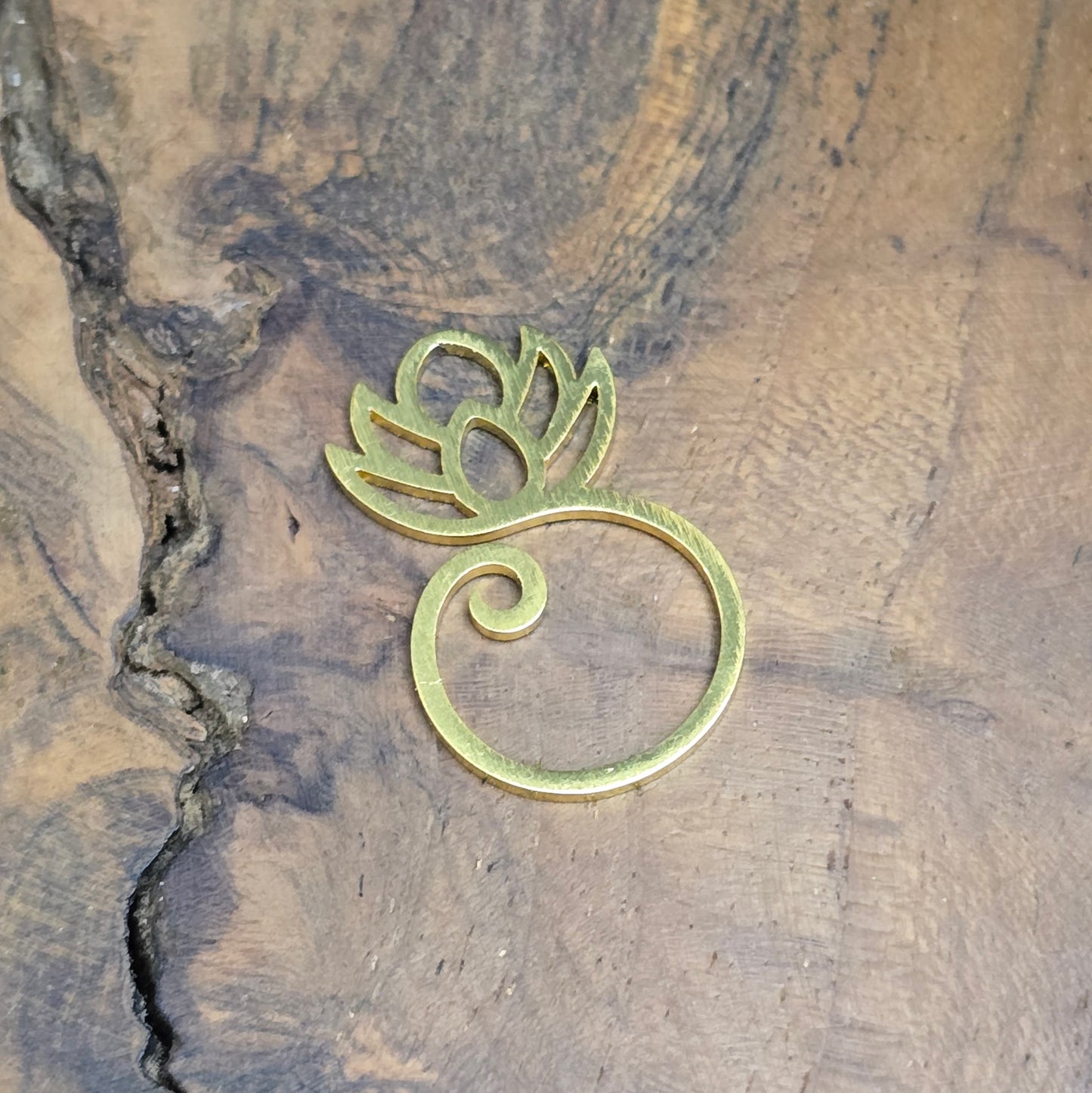 Zarter Lotus-Anhänger aus vergoldetem Edelstahl – spiritueller Verbinder für Chakra-, Mala- & Yogaschmuck. Perfekt für Dein DIY-Projekt oder als achtsames Geschenk.