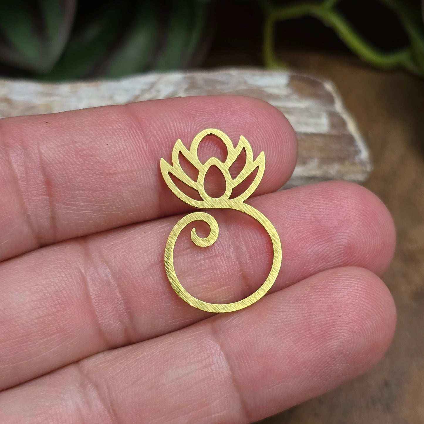 Zarter Lotus-Anhänger aus vergoldetem Edelstahl – spiritueller Verbinder für Chakra-, Mala- & Yogaschmuck. Perfekt für Dein DIY-Projekt oder als achtsames Geschenk.