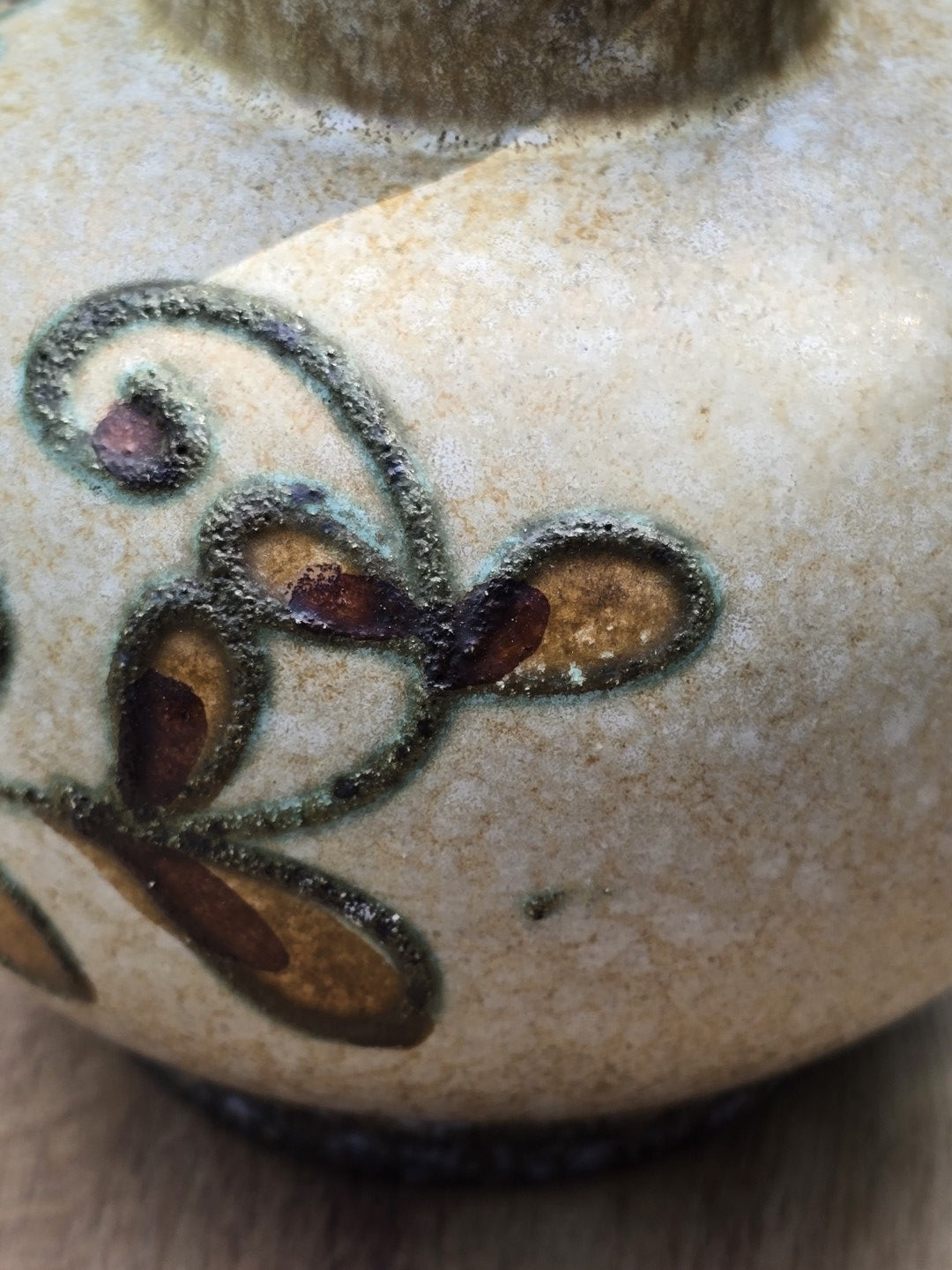 Blütenrelief der Strehla Vase mit braunen Akzenten, grünlicher Kontur und strukturierter Oberfläche