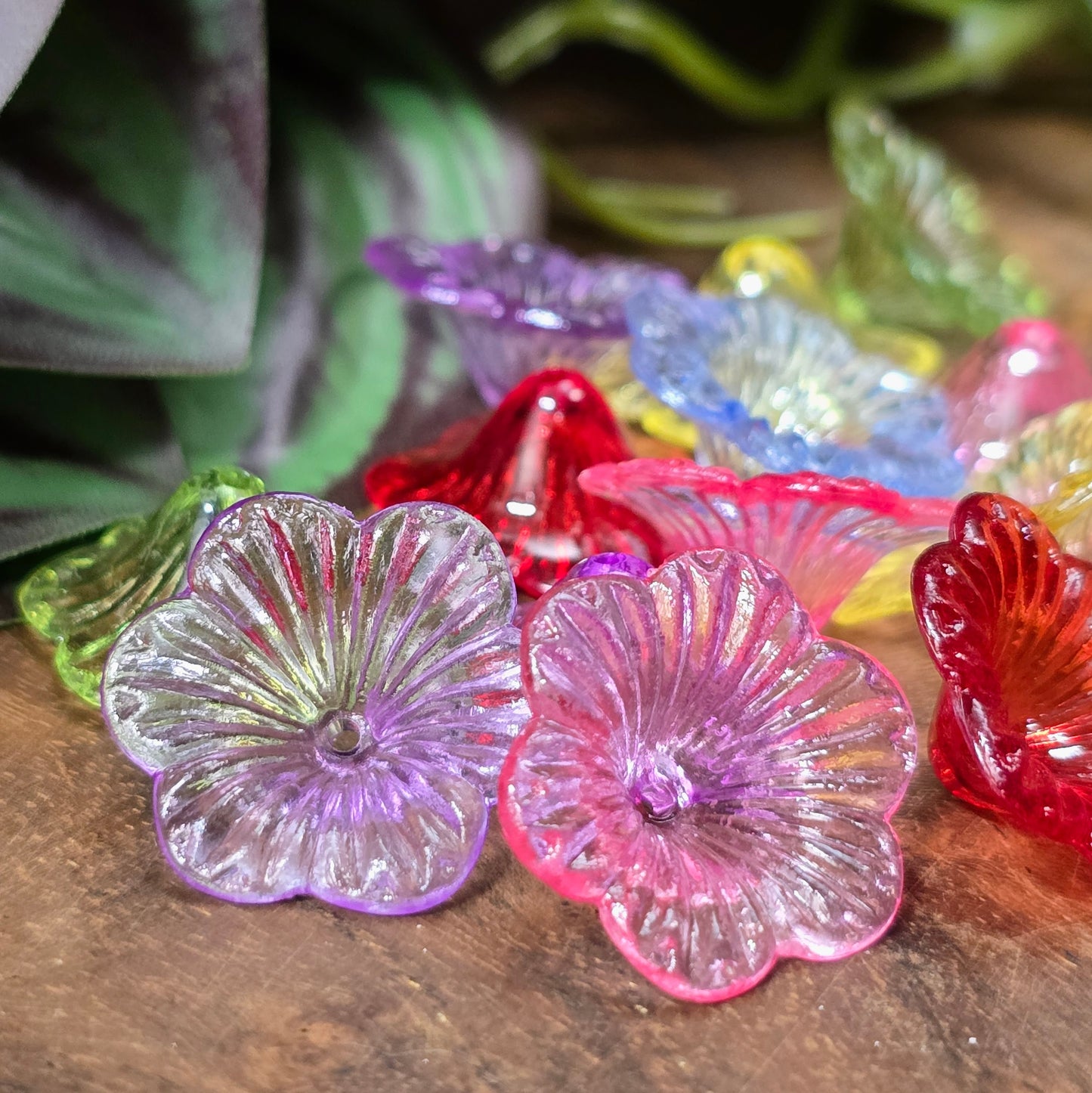 30 transparente Acryl-Blütenperlen im bunten Farbmix, 21 mm, leicht & vielseitig – ideal für Schmuck, Hochzeit, Frühling & DIY-Deko.